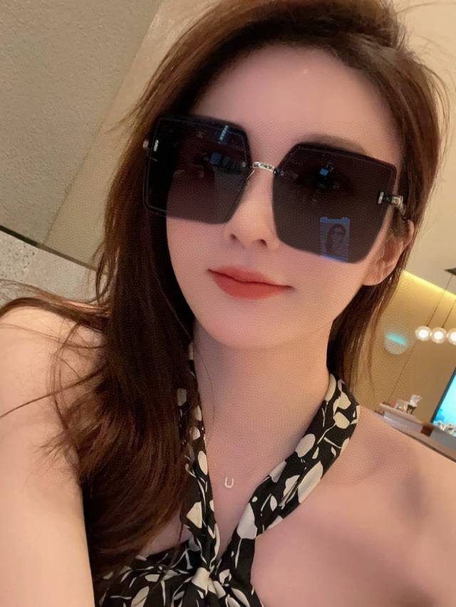 Tr尼龙偏光系列 Lv大框太阳镜墨镜经典的方框设计，不挑脸型，无论搭配大衣还是连衣裙都非常显气质尼龙偏光镜片预防紫外线 型号：L0365