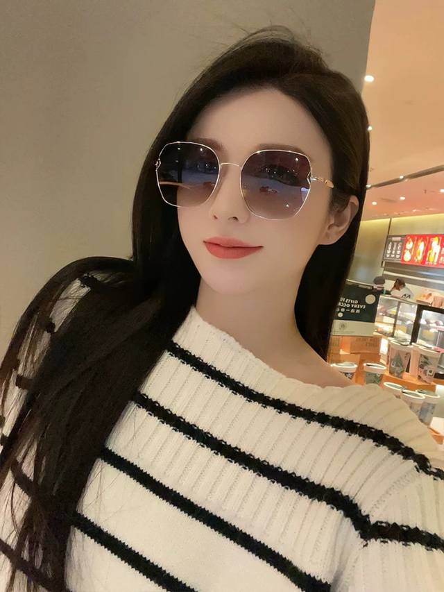 新品Chanel 香奈儿太阳镜以独特魅力和前卫风格诠释春夏最新眼镜，质感超好佩带舒适 型号：Ch95812