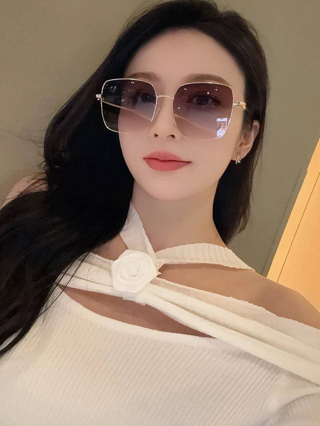 新品Chanel 香奈儿太阳镜以独特魅力和前卫风格诠释春夏最新眼镜，质感超好佩带舒适 型号：Ch25813