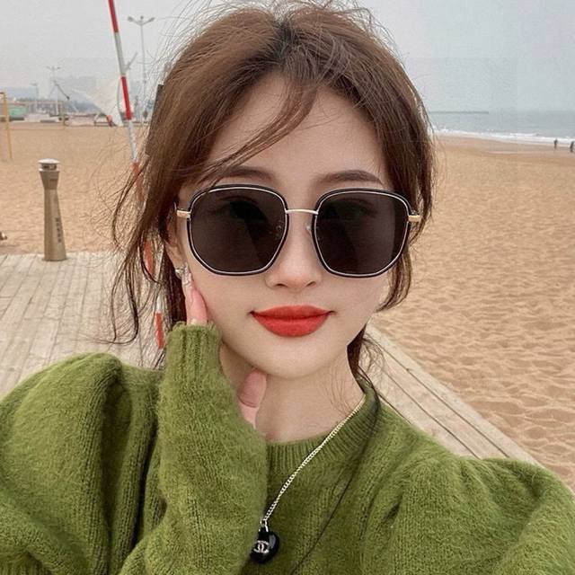 Gucci 2025开春新款 最新款方框太阳镜 各路网红纷纷带起气场满分 俏皮甜美.上脸效果更佳.金属质感超好 型号：G2242