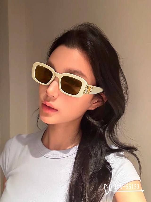 巴黎世家-Balenciaga . 宝丽来树脂镜片 . Tr镜架轻便佩戴舒适 . Size：65-13-145 . 新款太阳镜减轻强光负担，明星同款，遮挡有害光