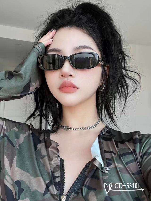 爱马仕-Hermes . 宝丽来树脂偏光镜片 . Tr90镜架轻便佩戴舒适 . Size：59-13-147， . 新款太阳镜减轻强光负担，遮挡有害光线防辐射，