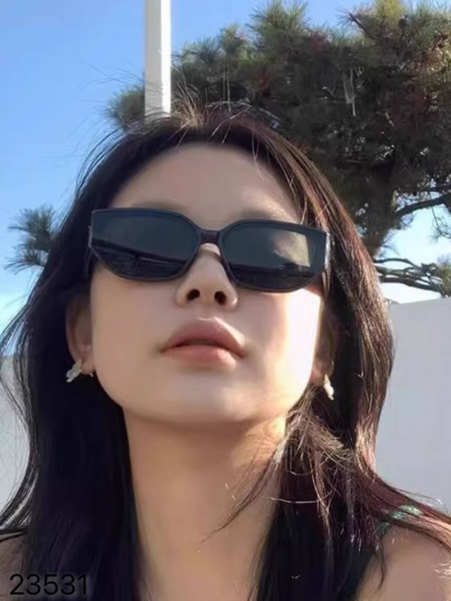 Miumi*欧美凹造型时髦辣妹女士墨镜女潮休闲度假百搭街拍防晒猫眼太阳镜