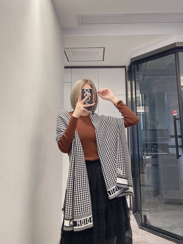 Di Or＂专柜同步新款，超级高档的百搭单品！羊绒围巾流行风 整体风格奢华质感！简单别致 手感非常糯软亲肤！一点都不扎脖子 冬天配大衣毛衣开衫 随便搭配都很美