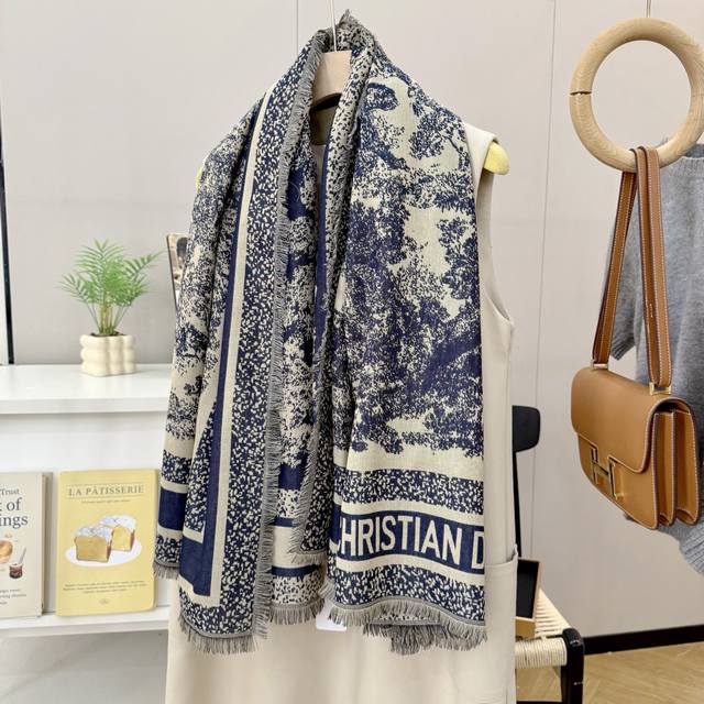 动物 提花Logo印花大方巾围巾披肩毛毯三用，材质:57%克什米尔进口羊绒 43%羊毛面料 尺寸:140*140Cm，超级惊艳的一款！超唯美的一款订单，去年外贸