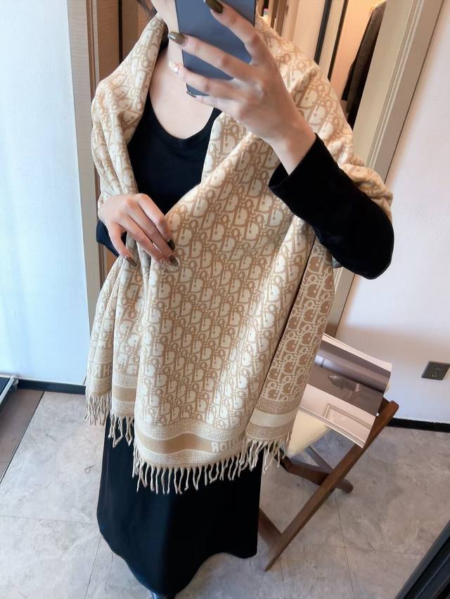 迪奥 Dior 以其精湛的工艺技术和源源不断的想像力 成为当代最具艺术魅力法国巴黎的高档品牌 下方充满奢华气息的Dior灵魂Logo 为时尚的围巾注入灵魂 条纹