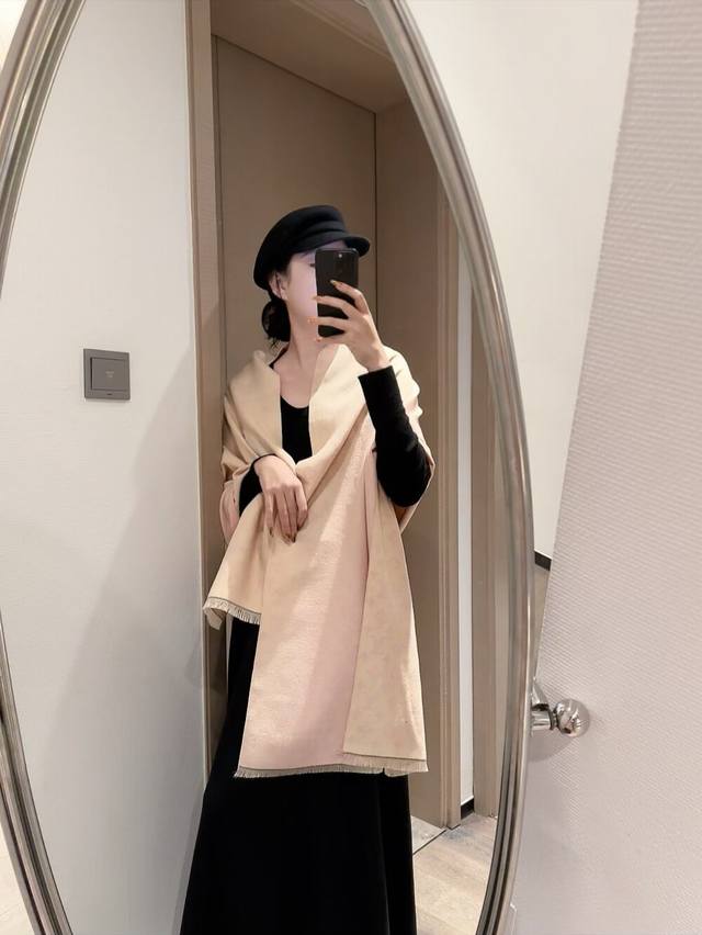 好看的要疯掉了，太有型太有魅力了不得不佩服Lv今年的设计师，把Lv经典元素再一次盘活了，让经典与潮流来一次完美碰撞！！这次不再是传统黑白灰风格，大胆的色彩冲击使