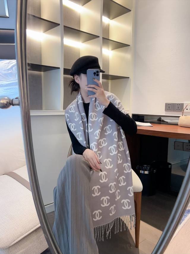 Chanel香奈儿 抢Vip推荐 下手一定要快 高端 大爱 纯羊绒 婴儿触感舒服到飞女人尤物 货极少 四季都可以用真心美的让人非常非常心动 上身效果简直美翻了