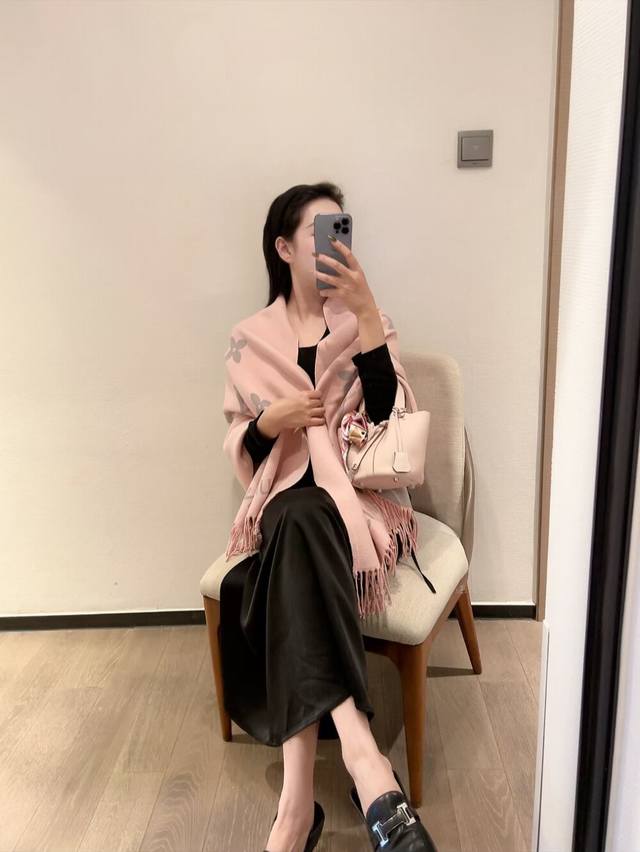 上新Lv专柜同步新款特别有腔调.采用质感上佳的丝羊绒面料并饰彩色四叶草Logo印花，自留高端牛货 渠道尖货 新款 专柜同步 这个Size不大不小特别好搭配，品质