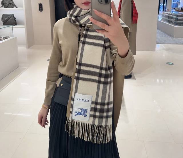 2025年高货版本出，易梦玲同款Bur新款双面两用格纹羊绒围巾，绝对是冬日里封神的一款，男女同款，配情侣款也是绝绝子啦，完全想不到太爱了这款可遇不可求的王炸级单