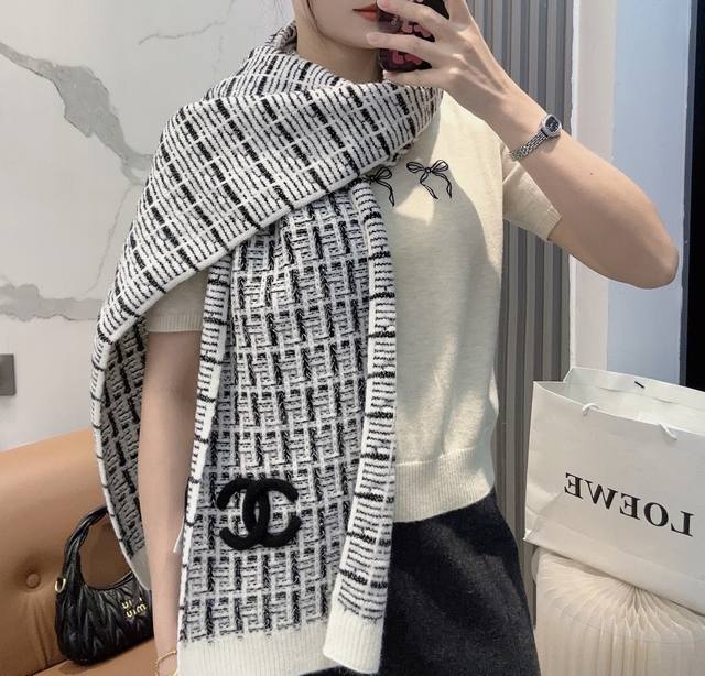 Chanel 新款来袭 香奈儿专柜最新编织系列！这是一个特别稀有的款式，这也是小香家第一款采用纯色针织工艺的围巾！肯定会成为小香家秋冬季的主打款式！质地非常柔软