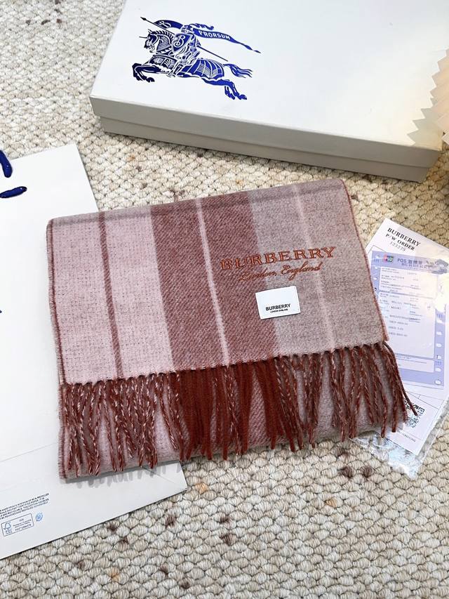 Burberry 巴宝莉格子围巾好看的要疯掉了，太有型太有魅力了非常斯文时尚的秋冬单品！真的很喜欢，非常好看 中性风男女可用100%羊绒，手感真的绝了上身效果真
