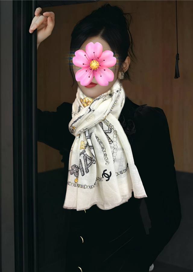 爆款到 小香2025 最新款顶级设计太美了，真心赞实物真心美 披肩配以印花无论设计喷绘都是非常到位细节都可见整个围巾给人气场的同时又非常精致高端Vip推荐绝对值