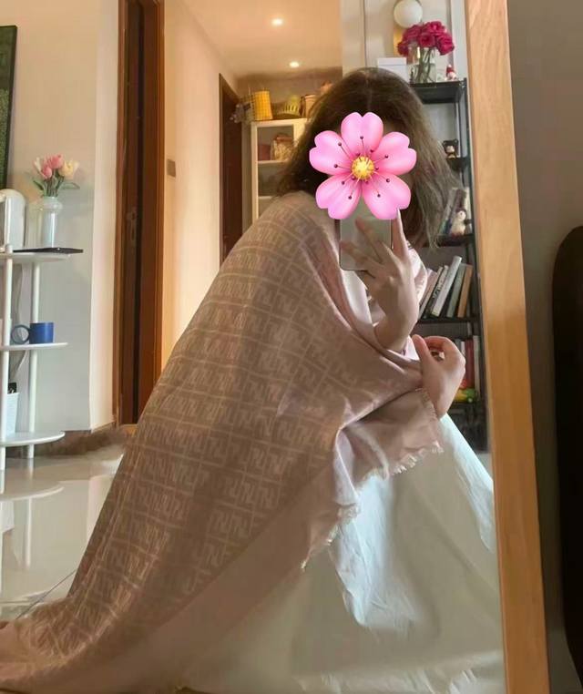 新款 芬迪 Zg同步2025最新款 重磅推荐F字母标志，太美了 ，永不过时，好货不怕晚，经典款F家人手必备一条最最经典款采用暗纹提花技术重新演绎图案 质地柔软而