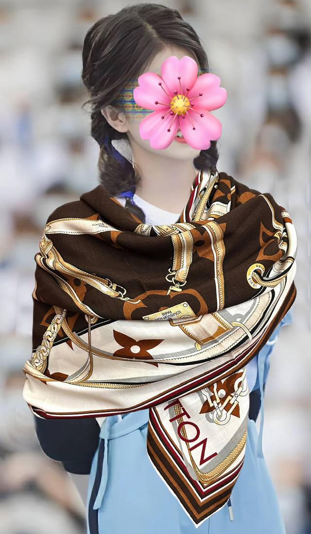 新款Lv 2025经典 双面同色 经典优雅 ~气质到骨子里 新一季的面料超高级，真心超级柔软，丝丝顺滑 韧性很强 不容易被轻易勾丝！今年新出的系列~真的被这样的