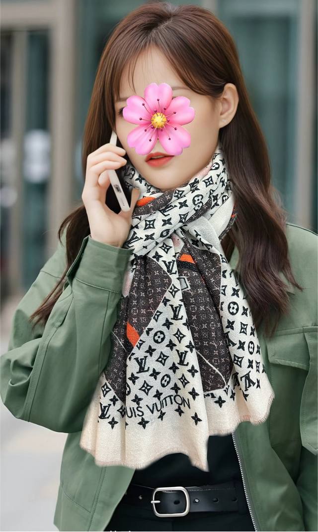 上新L V 银丝2025 最新款 顶级设计太美了，真心赞羊绒长巾实物真心美 披肩配以印花无论设计喷绘都是非常到位细节都可见整个围巾给人大牌气场的同时又非常精致高