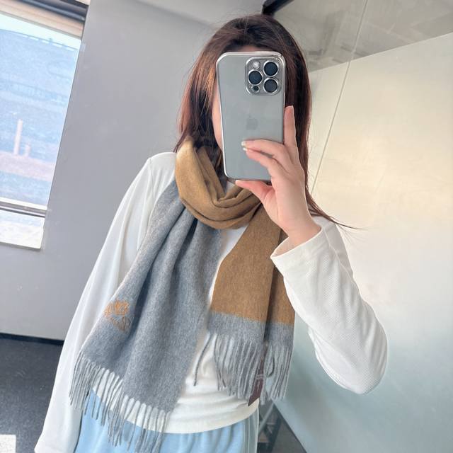 Loro piana 诺悠翩雅 贸易公司尾单，极品拼色小围巾 送人自留都太高大上了重磅上新，爆款爆款，出口意大利尾单到手数量极少，客供面料1，手感软糯，经“颤栗