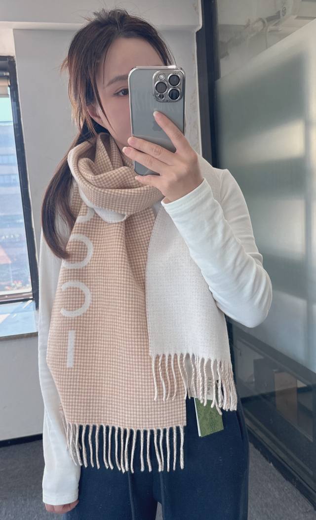 Gucci 古奇千鸟格羊绒围巾来个硬货.麻溜的安排上.纯正出口原订单已经交货一批，其中一批刚过海关，直蹦英国.最后一批还在紧急生产中.这种货已经不想多描述了，万