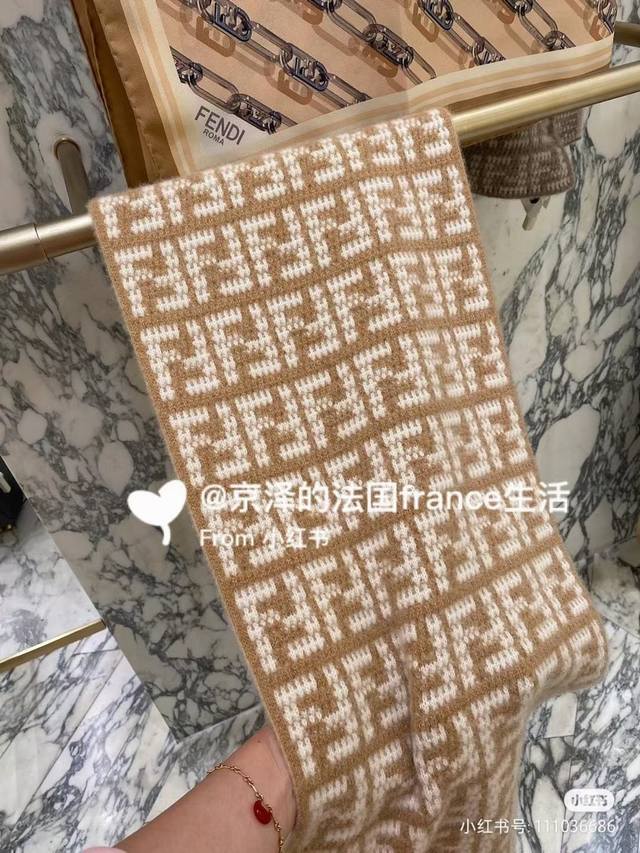 Fendi精益求精的天花板品质 超级时髦又保暖，这款Fendi围巾对原材料非常耗费，整条围巾采用羊绒纱线针织打造招牌经典Ff图案，全幅撞色Ff图案设计提花，正反