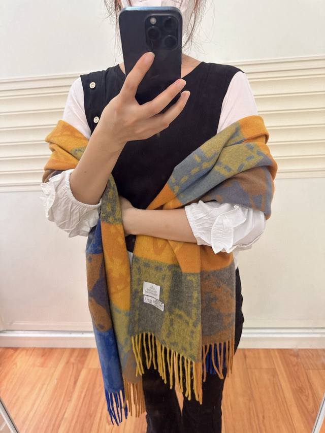 大土星新款围巾 Vivienne Westwood西太后土星 英国时装设计师，时装的朋克之母！时尚潮流风格，品质强大，超美的设计！简约大气刺绣Logo精致这个款