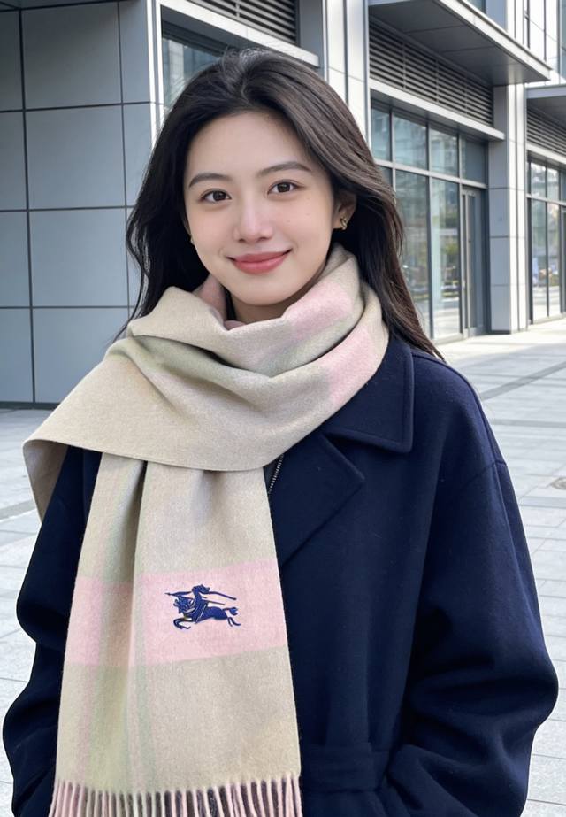 新款巴宝莉Bur羊绒格子好看的要疯掉了，太有型太有魅力了！！！非常斯文时尚的秋冬单品！真的很喜欢，非常Classical的男款设计。男人的东西少而精！！100%