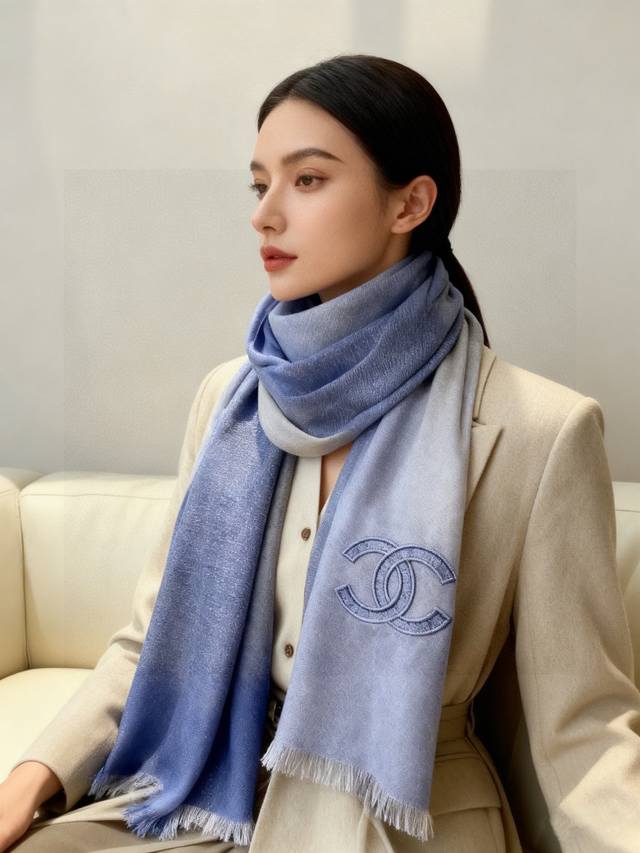 香奈儿顶级旷世绝美，小香风绝美百搭款专柜限量哦有钱都很难订到顶级纯羊绒，品质上乘精美Logo刺绣送人自用绝对高大上独家实物拍摄！所见所得，颜色超正顶级好货不等人