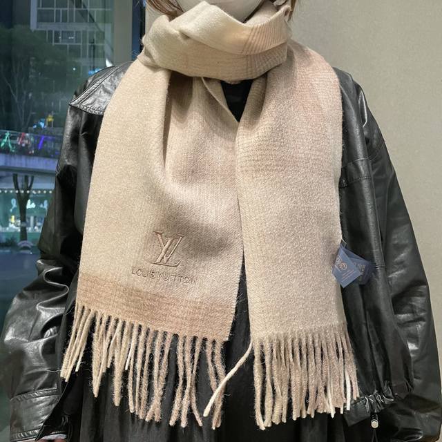 怒赞推荐高端男士款~ 超级无敌赞的男士羊绒围巾！！Zg同步在售，这个价格p真的无敌超值！亲妈价格p回馈~买到绝对值！！Lv非常正的男士围巾~面料大爱，双面的羊绒