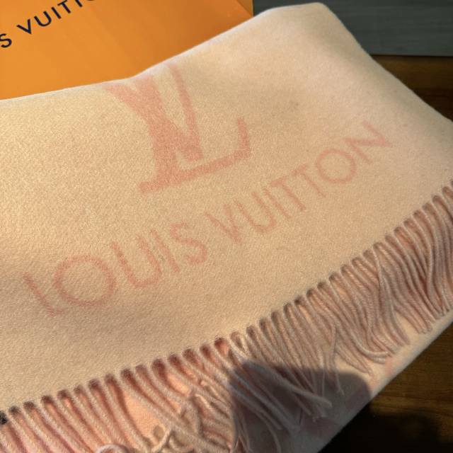 高品质Lv路易威登原单正品原标支持验货！高端客户必入！现在全世界都在找她，无心炒作，但是这个款姐一定要擦亮眼睛，认准我们品质，随便跟正品对比细节，无论是渐变颜色