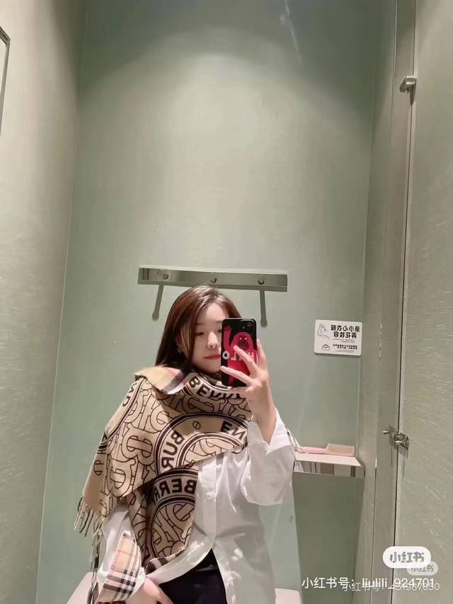 细节图来咯Bur新款双色双面徽标羊绒围巾，徽章应花系列男女通用款大气简单 双面的设计一条等于两条，双面不透色，秋冬费时费力 工艺复杂 全新焕彩Logo镶嵌其上