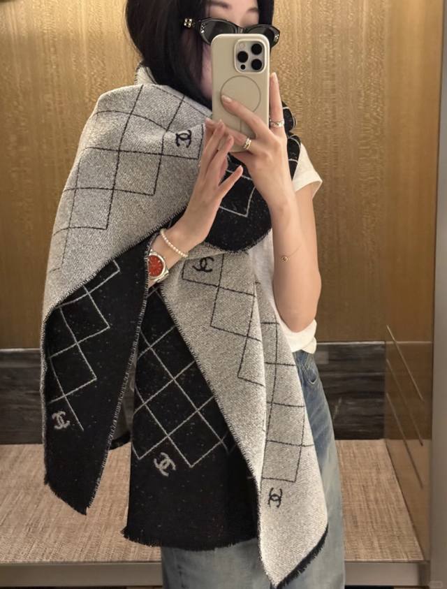 高版本Chanel 25A 爆款披肩！超美全网都在抢！ 融合了经典菱格图案与双C Logo字母元素，采用双面提花工艺，黑灰配色高级百搭，两面随意搭配都是一款幸福