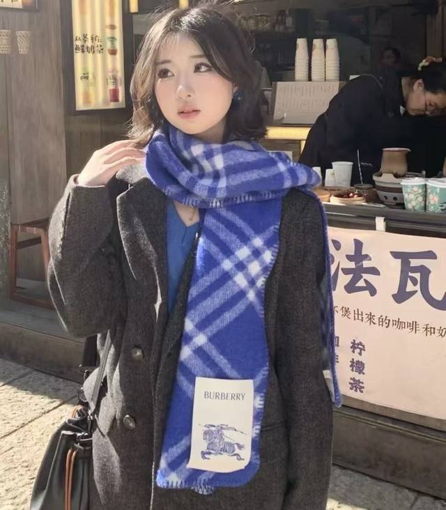 2025最新版本缩边 最新配色 斜格长巾 工艺与材质完全与专柜无区别，粗犷耐用，厚实保暖 立体感十足，百分之百对版冬季里绝对不能少的一件单品，氛围感穿搭 自带气