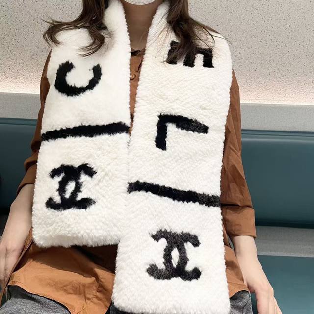 超级保暖Chanel秋冬新款！！！ 简约奢华大气白富美，进口人工皮草和羊绒的结合，高级的范畴已不只是围巾披肩了，更像个高级成衣让人吸睛，欢喜！！！搭配一切，Ho