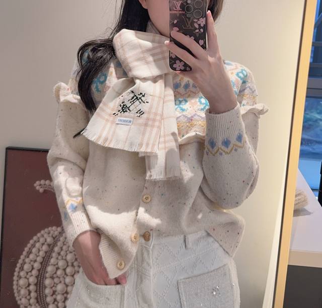 十字绣战马 Burberry 好看的要疯掉了，太有型太有魅力了非常斯文时尚的秋冬单品！真的很喜欢，非常Classical的男款设计100%羔绒，手感真的绝了上身