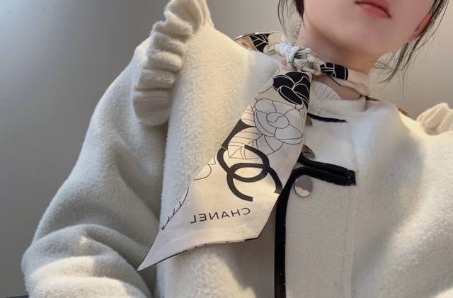 最新小红书 专柜同款！香奈儿束发带 飘带款！可当小围巾，绑头发，绑手袋，绑在手腕装饰！多功能随便你搭配！双面斜纹真丝！规格6*120！