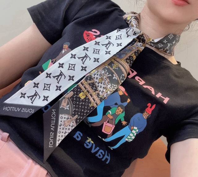 Lv今年出的神仙配色超级Nice官网最新款，Tiwlly官网同步在售。上新，终于到货了，Lv最新双层束发带~绑带.领结.飘带各种多用途国内官网也上架了售价184
