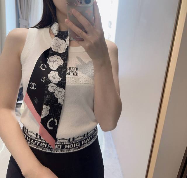 香奈儿 Twilly小丝巾来了，Chanel 名副其实的小可爱， 人手三条闭眼收，我都不拦着 N久都没有见过这么好看的Twilly 真的是真香本香了，凹造型必备