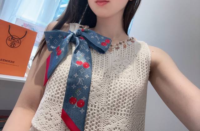 Lv村上隆樱桃Lv驴家100%真丝 18姆米重磅斜纹材质， 长条丝巾Twilly束发带 尖角樱桃笑脸 120X5Cm 一条神奇的束发带 绑包包，绑头发 ♀当手环