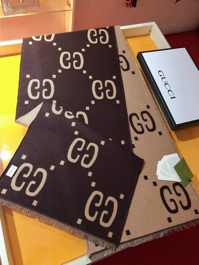 Rgc2111Gucci Gg提花 羊毛长巾 更新版本图案真的超级好看啊~就喜欢这种Gg腔调！价格p超级给力，福利推荐专柜售K＋面料是强捻精纺双面真丝羊毛，非常