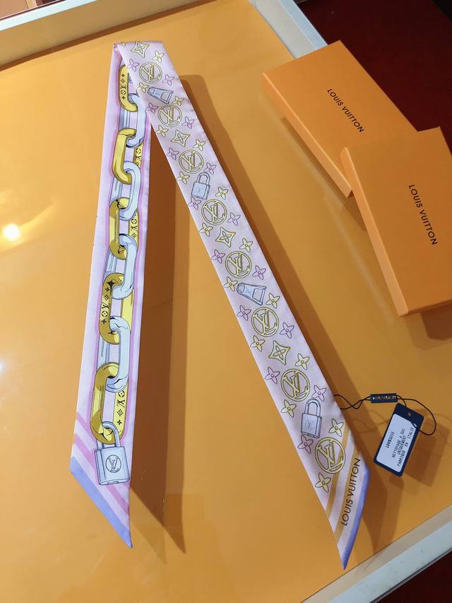plv2347Lv束发带！Monogram 图案致意品牌经典，繁复图景均由喷墨印制呈现。法国进口真丝面料非常特别的触感 超多用途：领巾、发带、包包配饰、腰带..