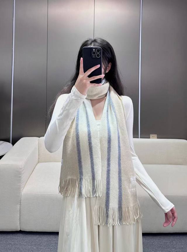 上新！2025年男女同款，百分百纯羊绒 巴宝莉同步专柜，高端羊绒针织围巾！ 可正式，可随意，非常Classical的设计。这款织法比较难，又很费纱线，工艺难度非