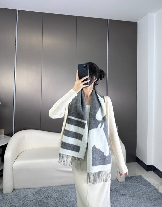 年爆款到款！爱仕。H 小巧的山羊绒围巾 100%山羊绒 。 骏马融入“Is This A Love Story ”设计，展开亲密私语。 英国制造。 尺寸：30