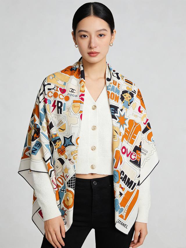 2025秋冬高级成衣系列～Chanel 140双面同色丝绒披肩 此系列谱写一曲自由轻灵的赞歌 本系列作品创新演绎品牌的风格符号 尽显无拘无束的自信魅力 优雅浪漫