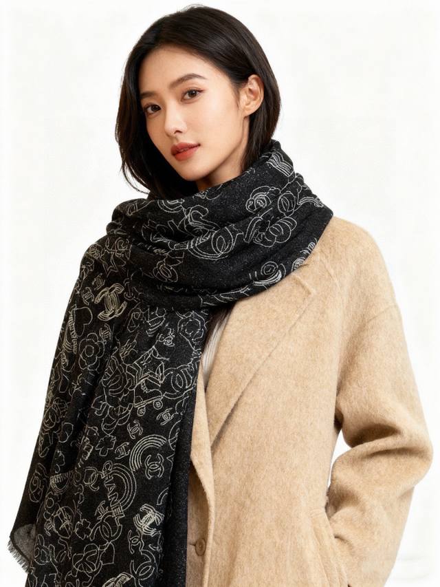 上新 会发光发亮的围巾 新款客供银线羊绒面料长巾 美翻了[流泪] 小香银线图标 ，御用殿堂级极品新款专柜在售 纯羊绒亮片独特设计风格加上富有香家本季特色拼接图案