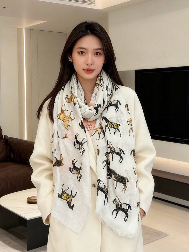 上新 会发光发亮的围巾 新款客银丝+羊绒面料长巾 美翻了[流泪]H家 骏马披挂长巾 御用殿堂级别新款专柜在售 纯羊绒银丝独特设计风格加上富有经典马图案印花 美丽