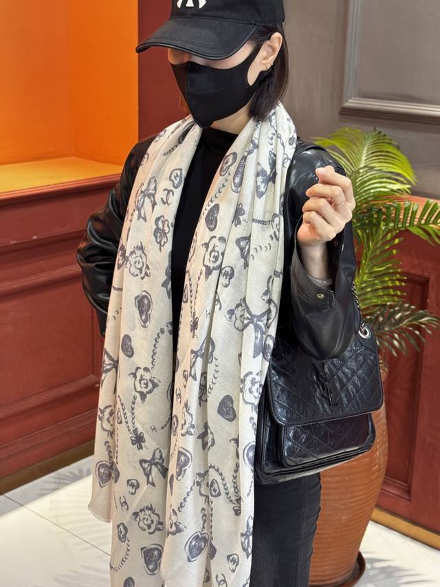 Chanel ~25秋冬新品～ 爱心珍珠四叶草 会发光发亮的围巾 这款经典单品展现强大而迷人的女性魅力精髓。诠释无限的情感和自由，以别样方式书写个性叙事。 尺寸