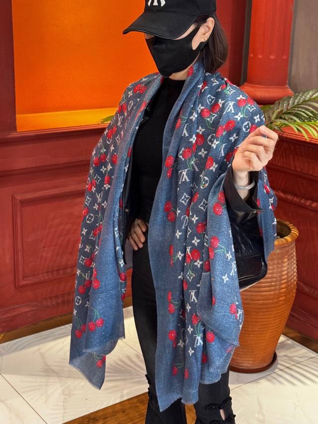 上新 会发光发亮的围巾 新款樱桃Lv羊绒方巾 Lv X Tm Monogram Cerise 出自路易威登 X 村上隆复刻系列，以明快的艺术风格重绎经典品牌标识