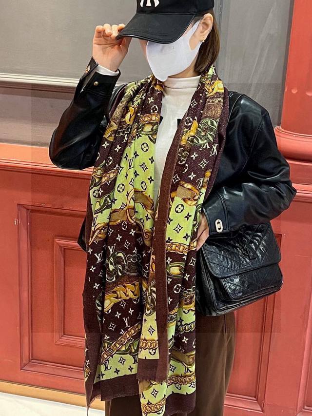 会发光发亮的围巾真心赞驴家 L链条花纹银丝长巾 银丝印花羊绒长巾， 新款方巾来撷Nouficel 胶囊系列的澳雅色彩，续写Mixand Srop主题铁事。Mon