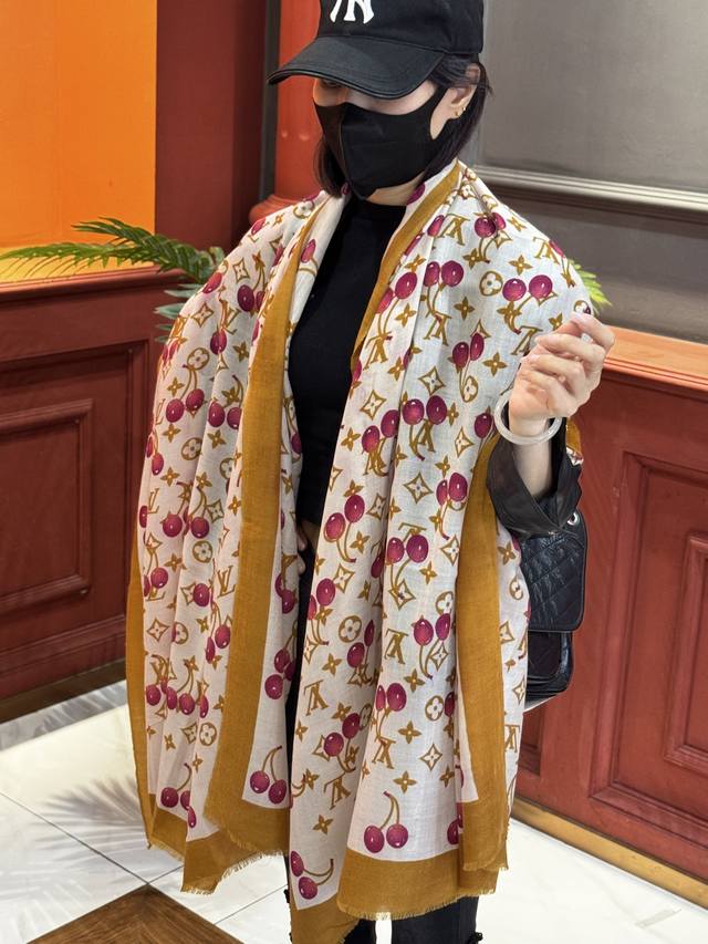 上新 新款樱桃Lv羊绒方巾 Lv X Tm Monogram Cerise 出自路易威登 X 村上隆复刻系列，以明快的艺术风格重绎经典品牌标识。Monogram