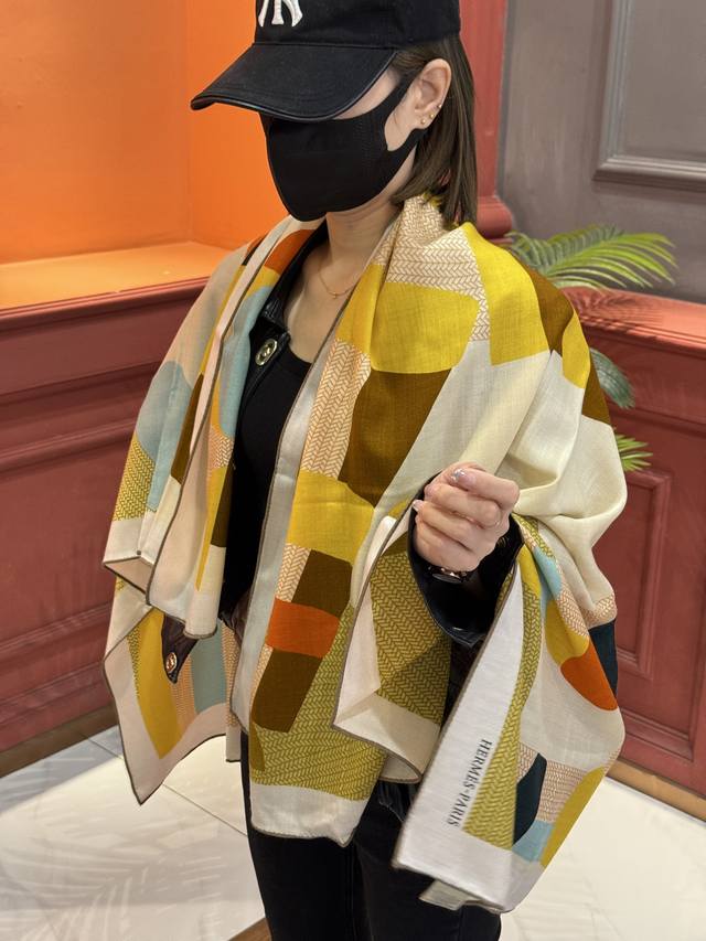 新款爱马仕小马跳跃，140*140Cm，双面同色印花，高端的重磅丝羊绒面料，正反两面效果一样，70%羊绒+30%真丝， 创作渊源 小马在一只顽皮蝴蝶的陪伴下，在