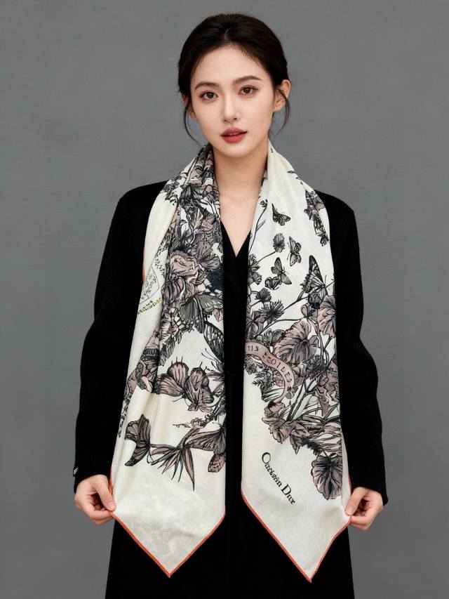 Dior 印花披肩 140顶级丝绒双面同色 Dior Camo papillon 图案 这款披肩饰以 Dior Camo papillon 图案，以优雅而诗意的